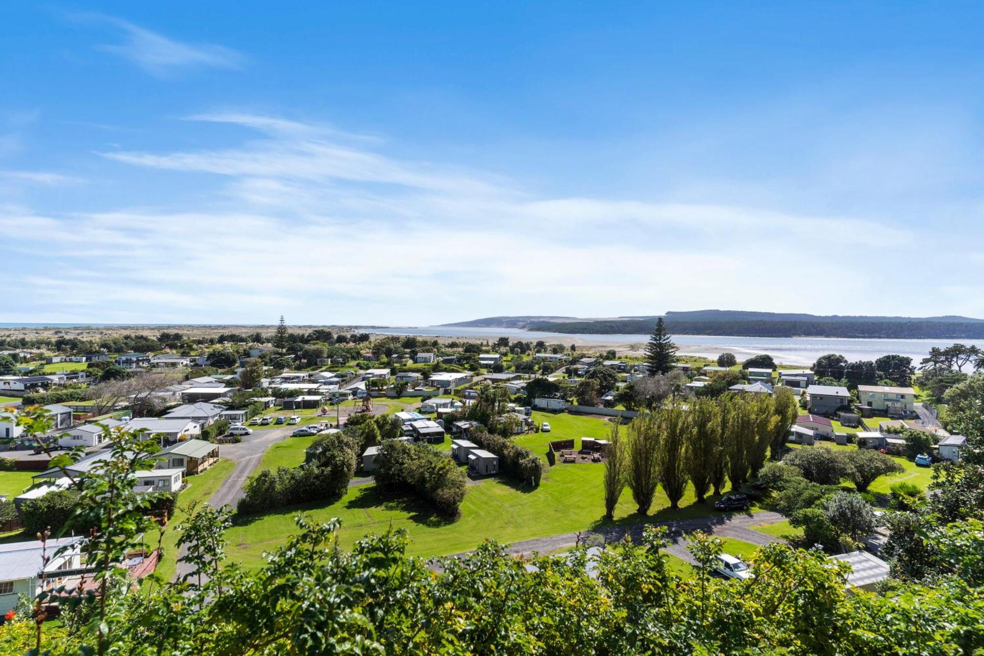 Port Waikato Holiday Park Екстер'єр фото