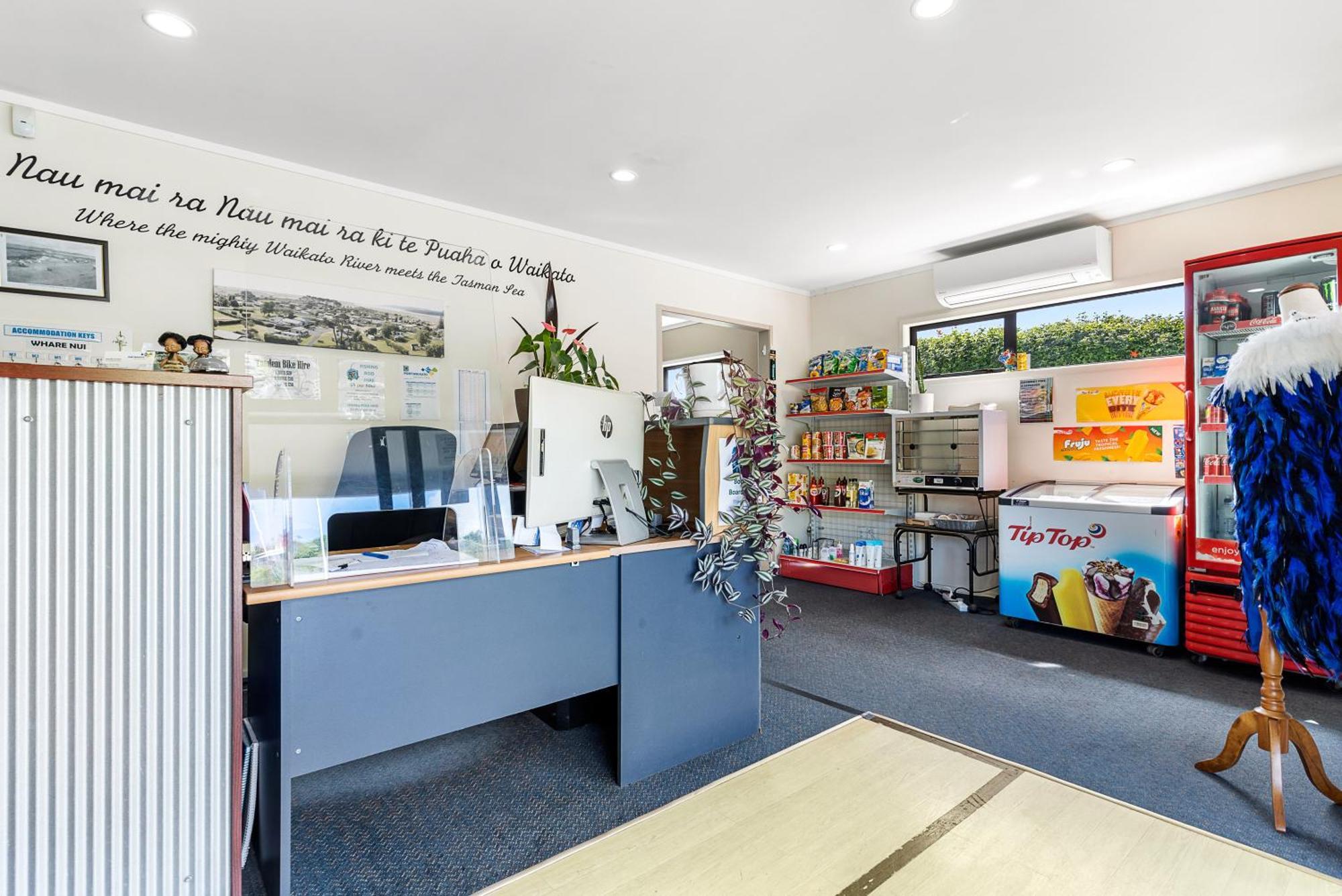 Port Waikato Holiday Park Екстер'єр фото