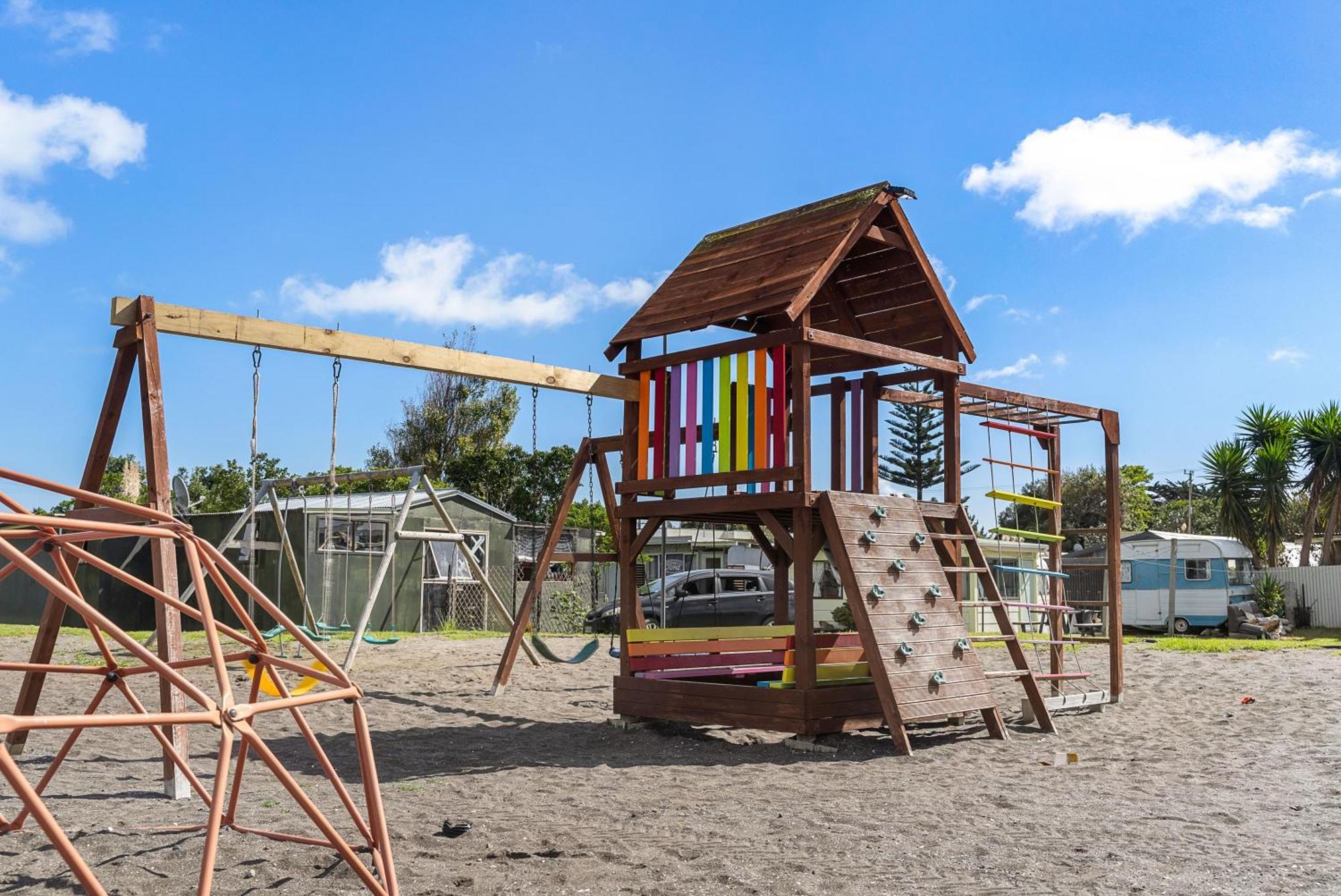 Port Waikato Holiday Park Екстер'єр фото