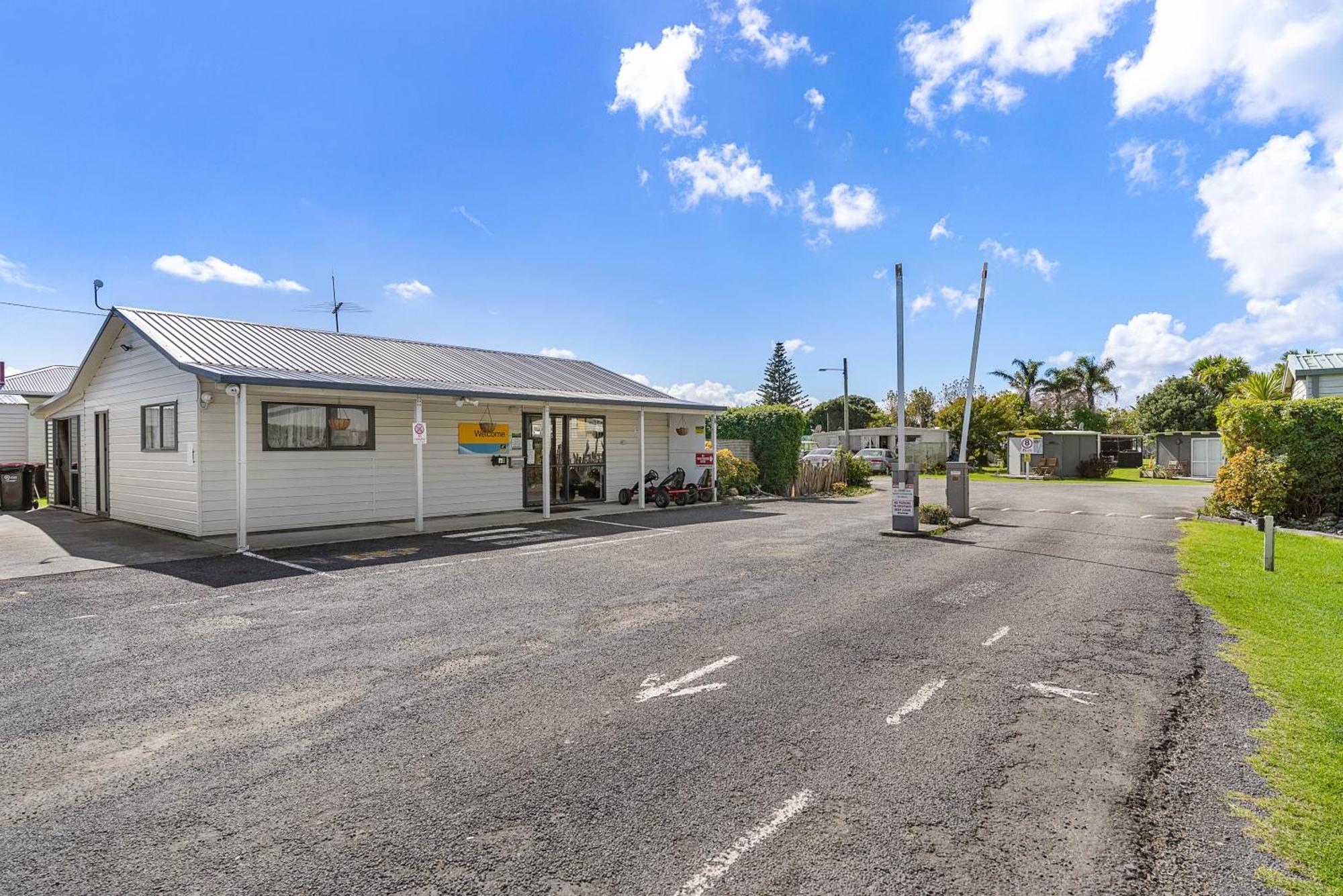 Port Waikato Holiday Park Екстер'єр фото