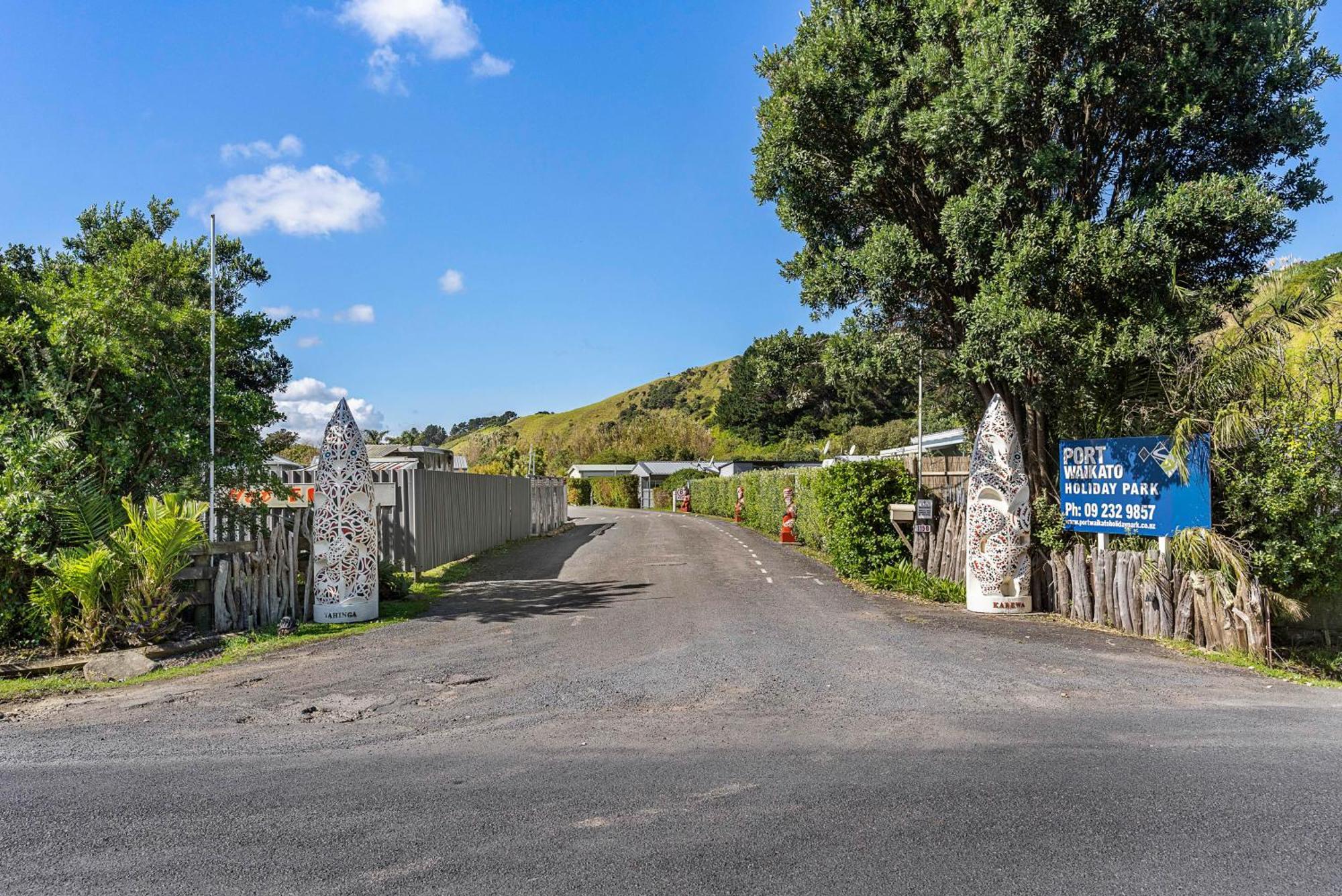 Port Waikato Holiday Park Екстер'єр фото