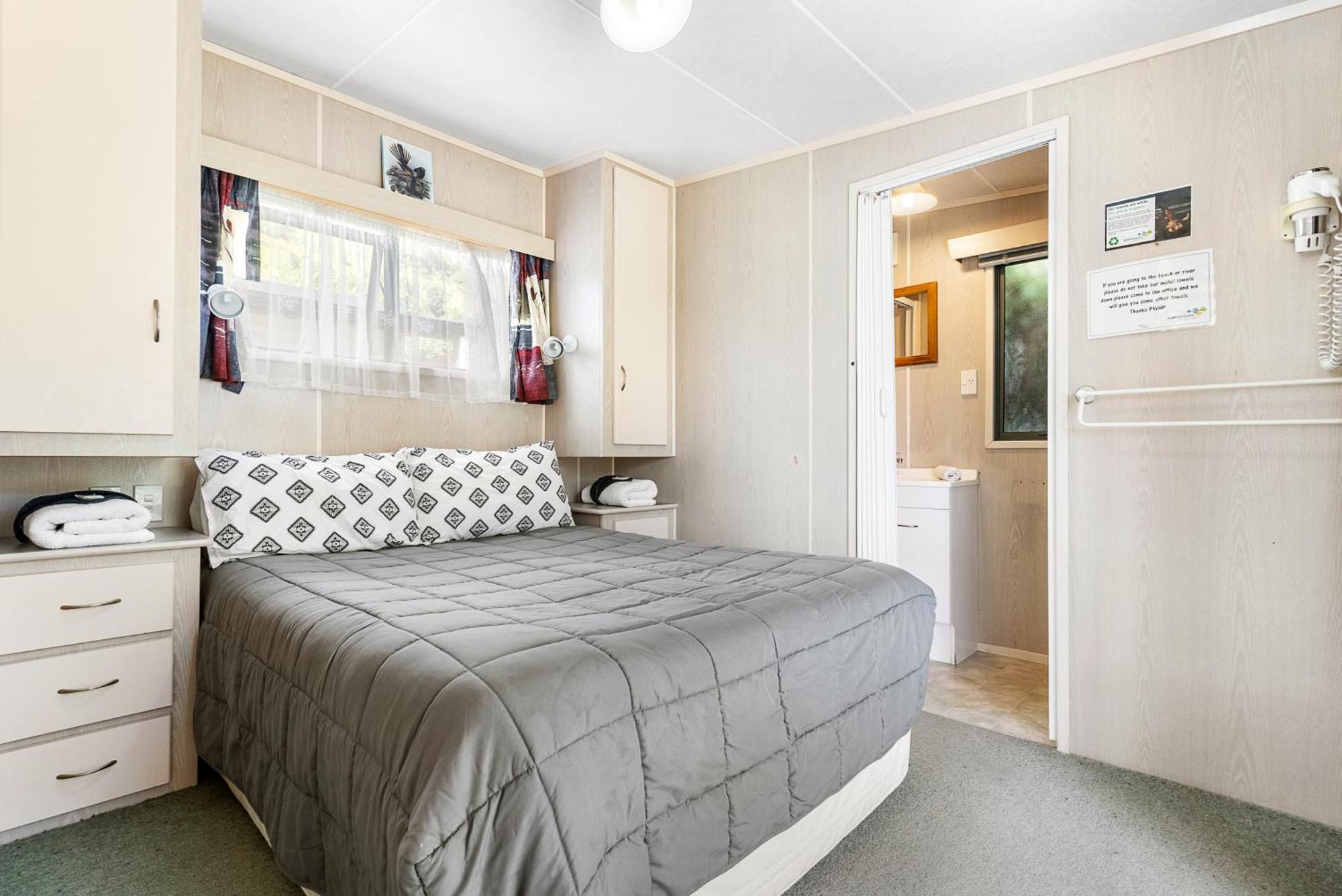 Port Waikato Holiday Park Екстер'єр фото