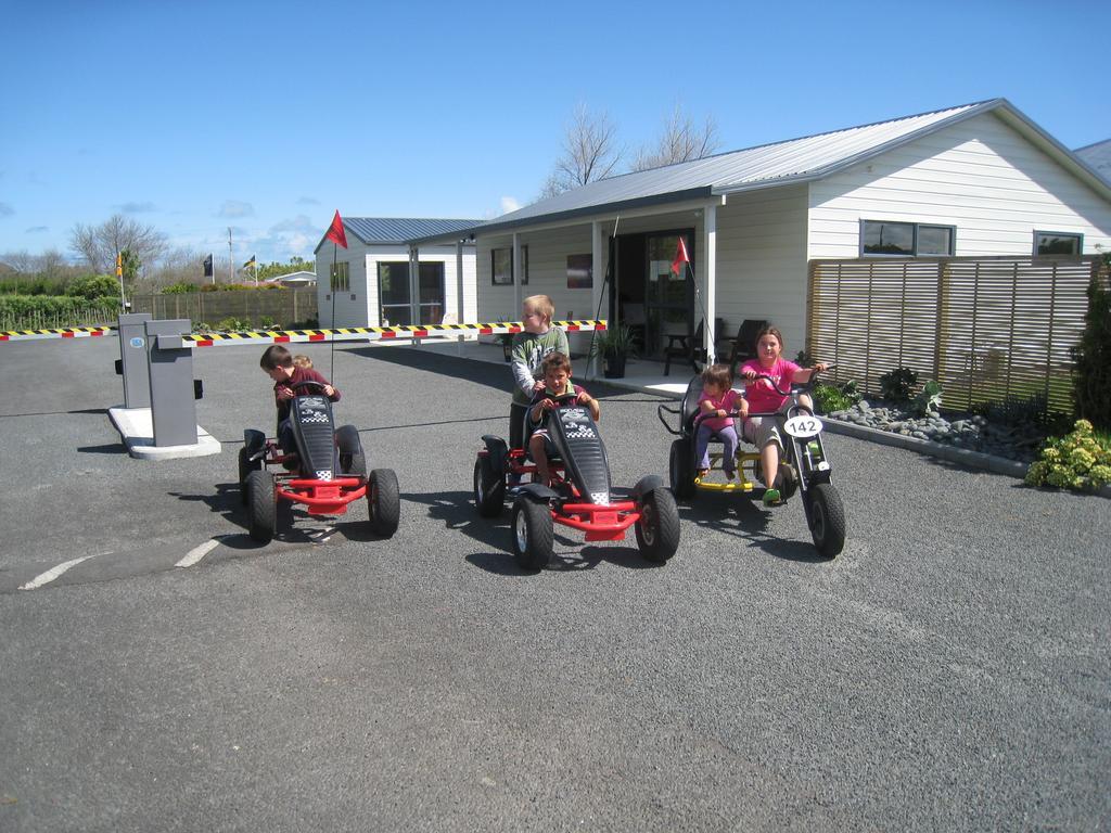 Port Waikato Holiday Park Екстер'єр фото